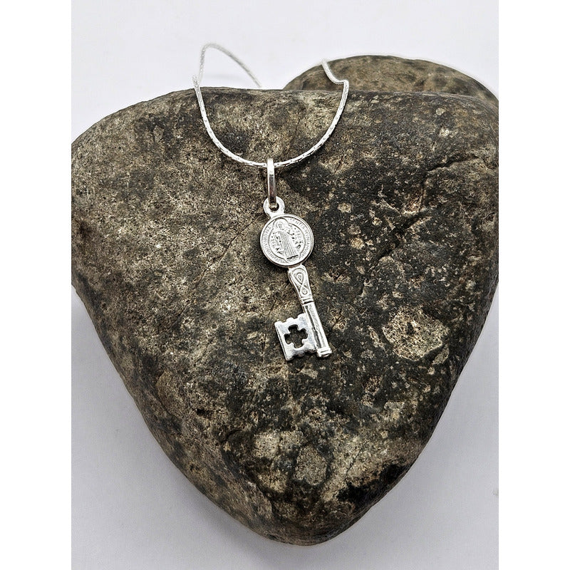colgante llave san benito en plata 925 protección divina