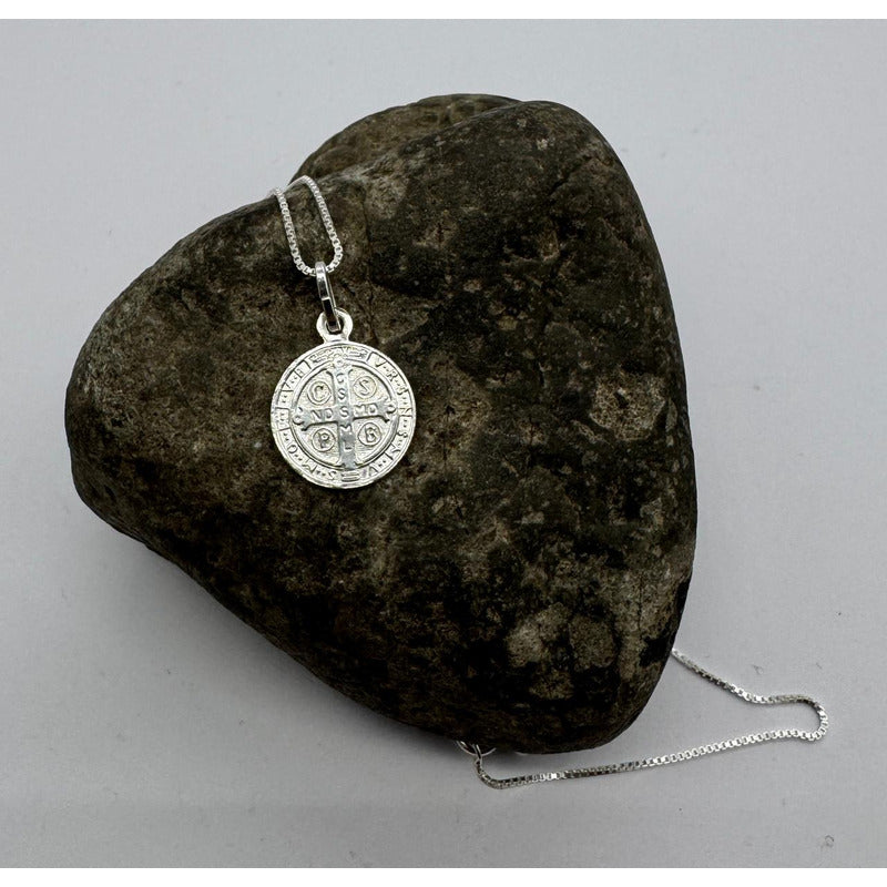 colgante san benito en plata 925 protección divina