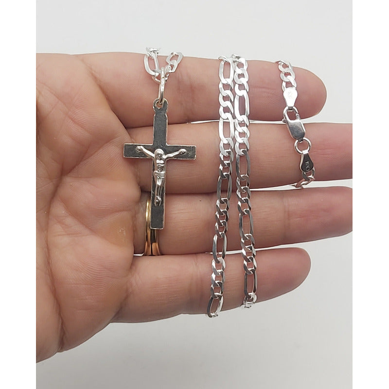 Collar con cruz para hombre en plata ley 925, joya elegante disponible en Santiago de Chile.
