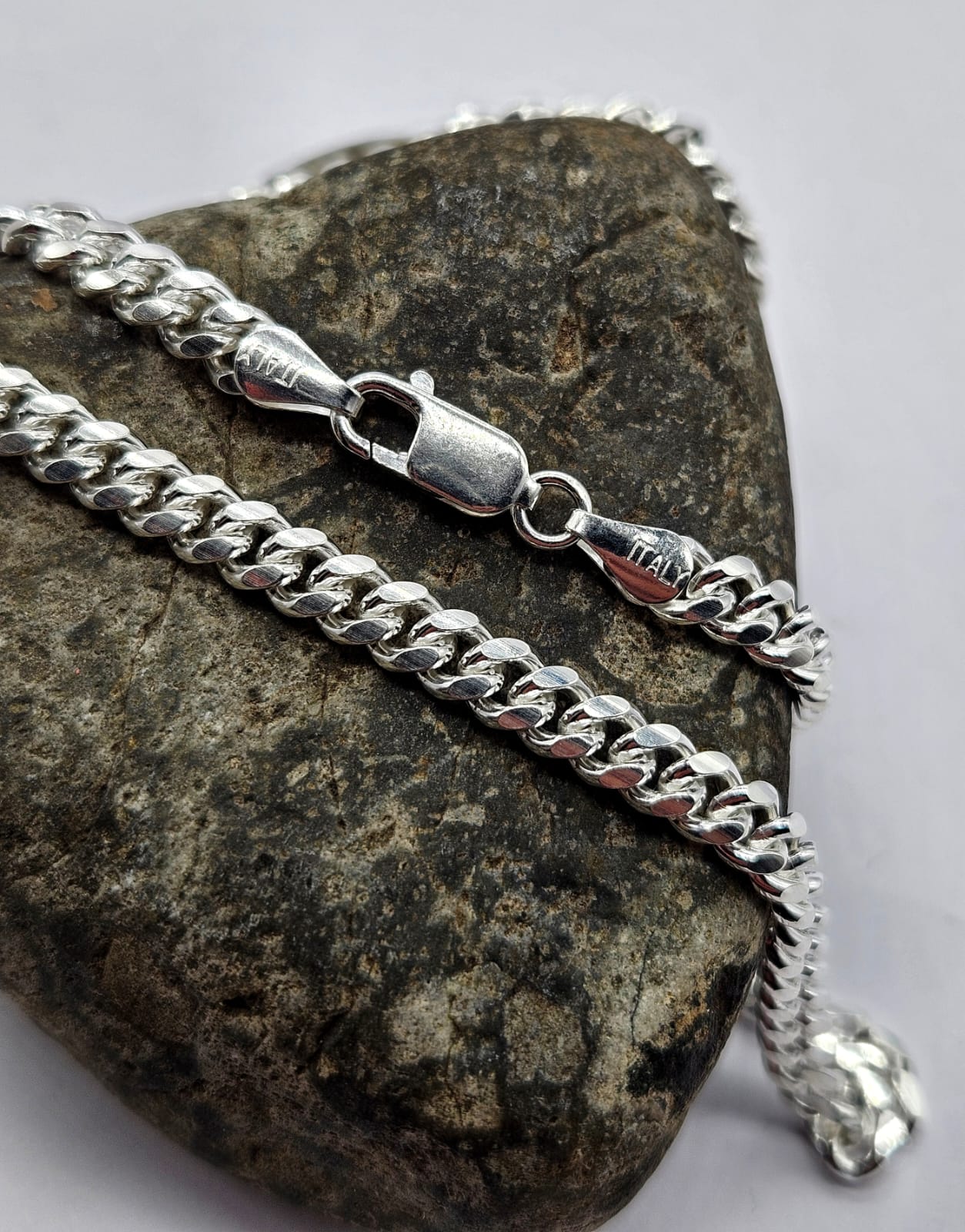 Collar cubano plata italiana 925, joya moderna y exclusiva con envío a todo Chile.