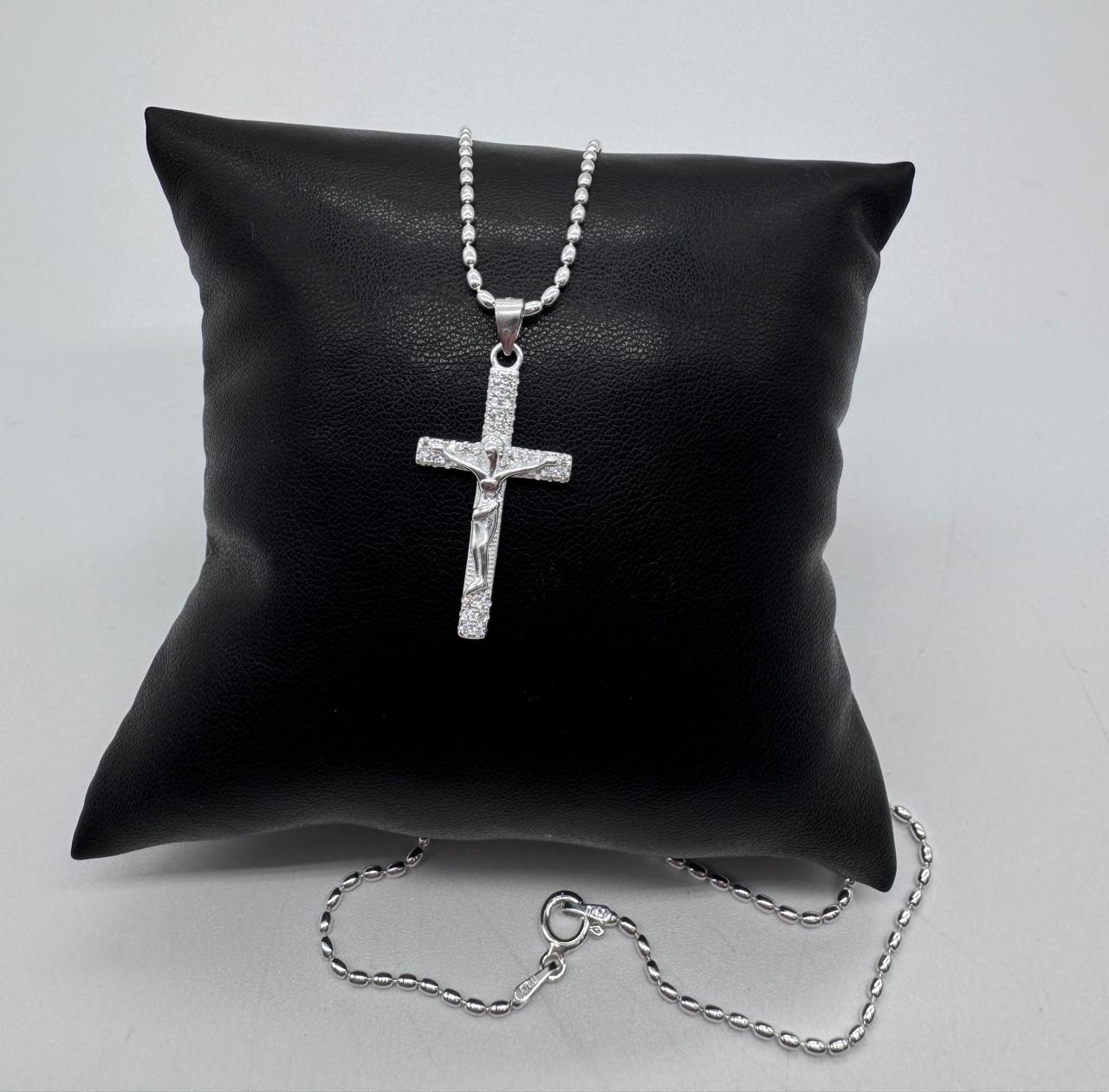 collar religioso con cruz en plata 925 diseno clasico