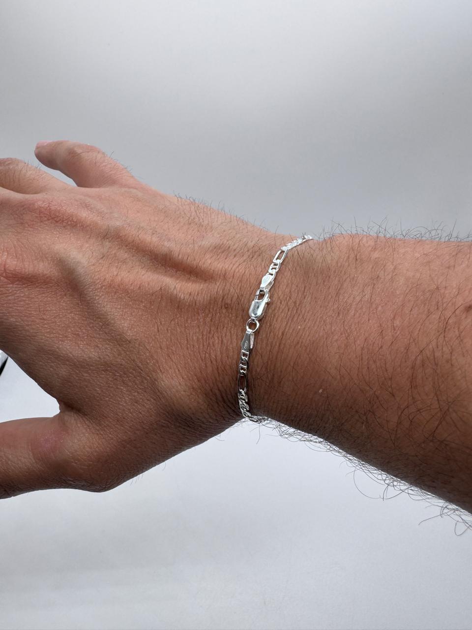 Pulsera Cartier para hombre fabricada en plata ley 925, estilo italiano moderno.