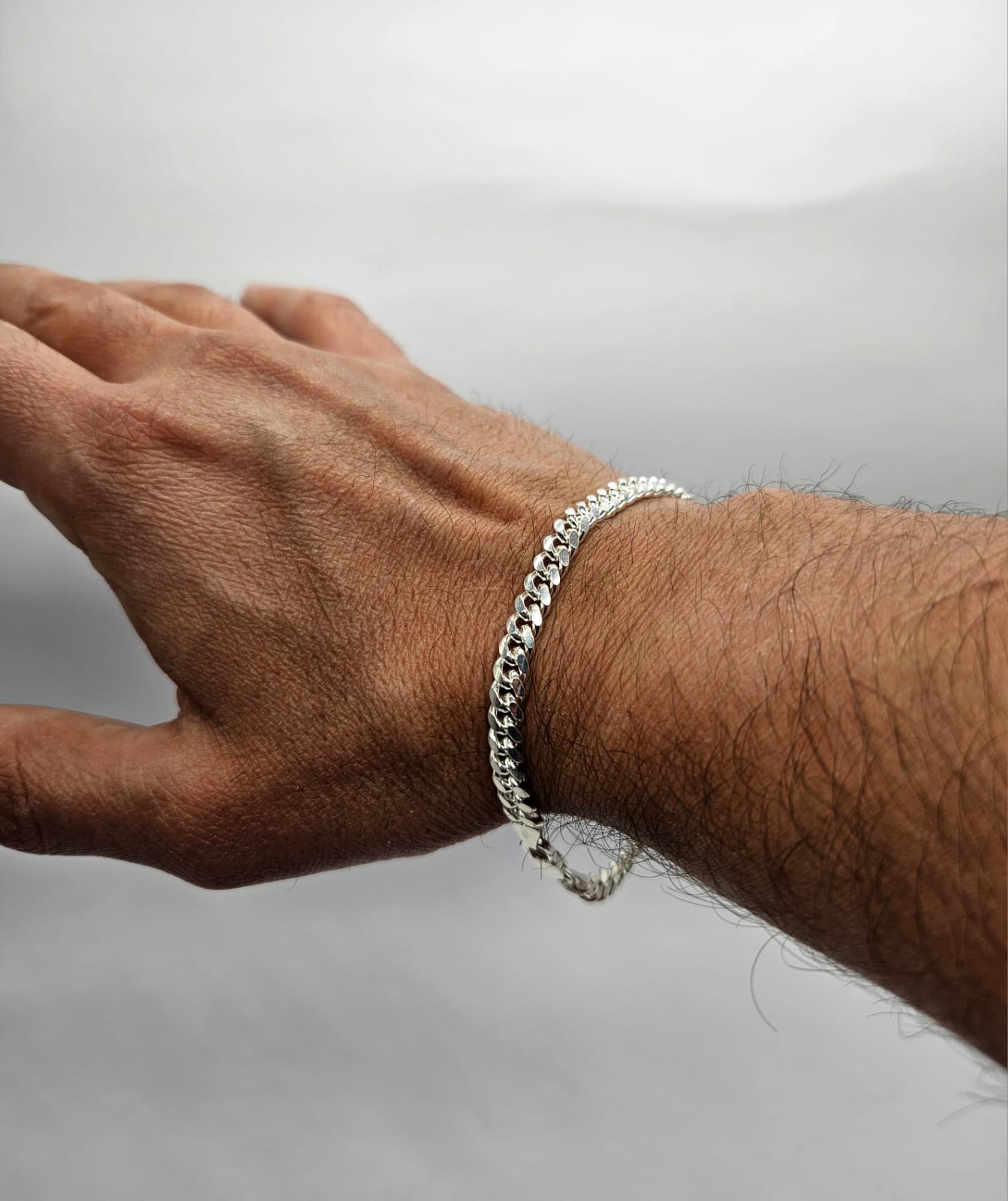 Pulsera cubana para hombre elaborada en plata italiana 925, estilo clásico de alta calidad.