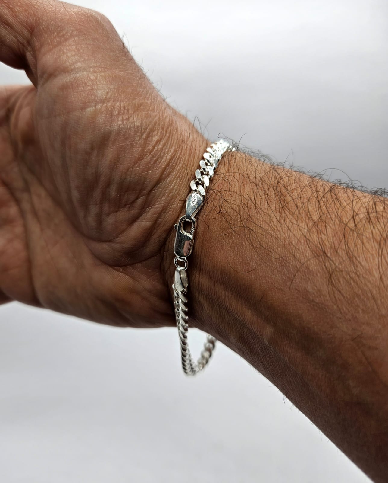 Pulsera exclusiva de plata ley 925 para hombre modelo cubano, ideal para uso diario.