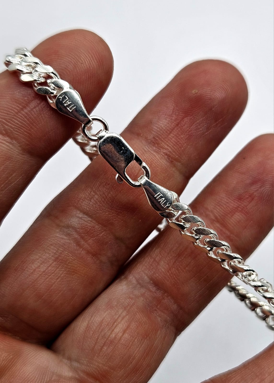 Pulsera cubana de plata italiana 925 con eslabones pulidos, diseño moderno y resistente. Maciza.