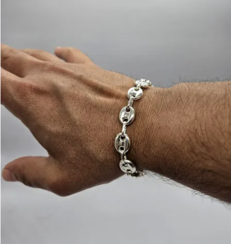 Pulsera exclusiva Gucci elaborada en plata ley 925, joya italiana moderna para caballero.