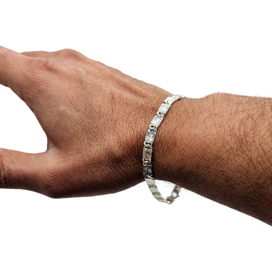 Pulsera Gucci para hombre elaborada en plata italiana 925, diseño exclusivo y moderno.