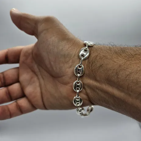 Pulsera exclusiva Gucci para hombre en plata ley 925, diseño italiano de alta calidad.