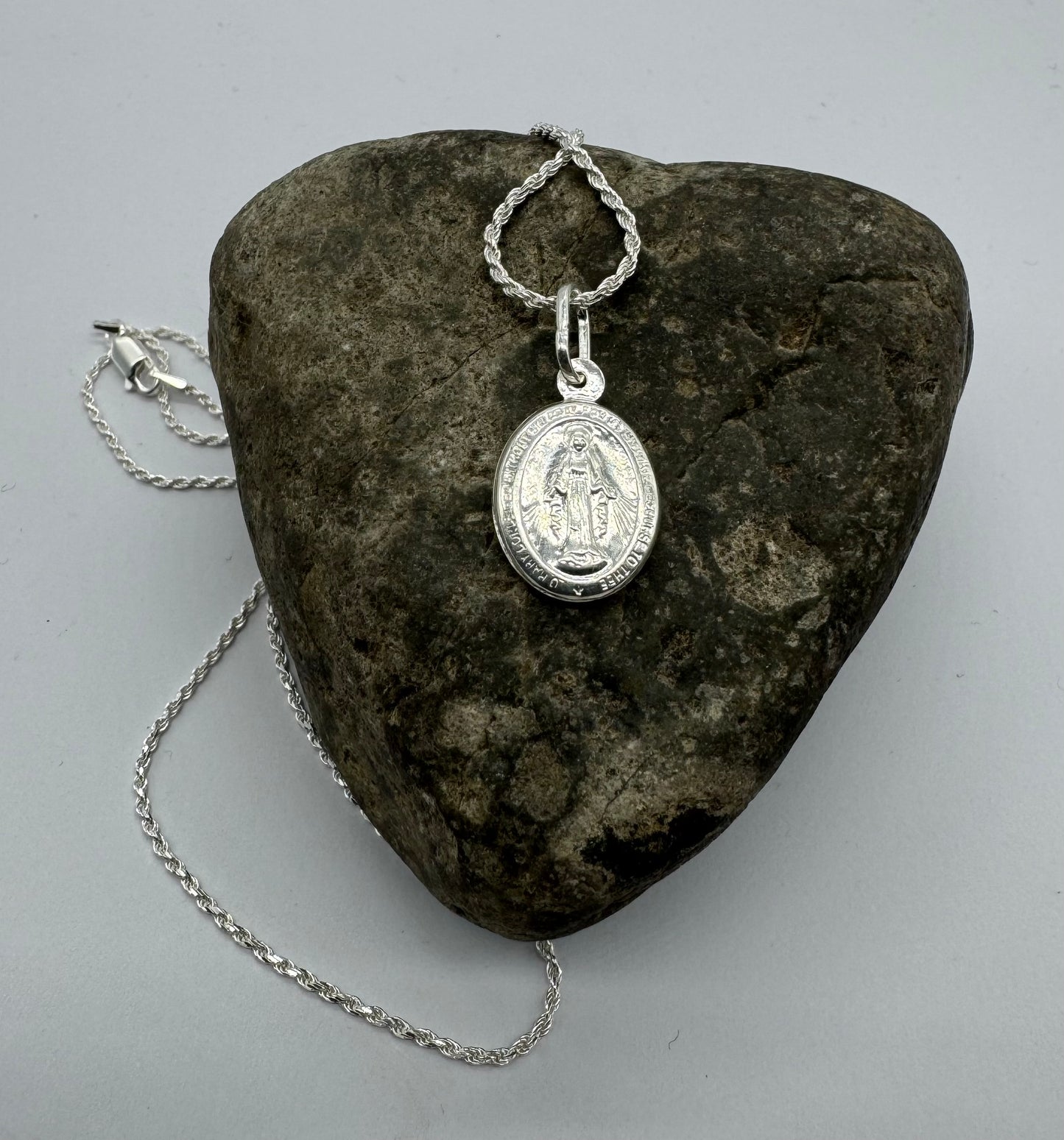 Collar con virgen del rayo plata ley 